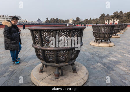 Poêles pour brûler les offrandes à côté de monticule circulaire autel dans le Temple du Ciel à Beijing, Chine Banque D'Images