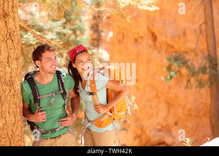 Randonnée - jeune couple de randonneurs au repos Détente à Bryce Canyon randonnée smiling heureux ensemble. Couple multiracial, Young Asian Woman and Caucasian man à Bryce Canyon National Park, Utah Banque D'Images