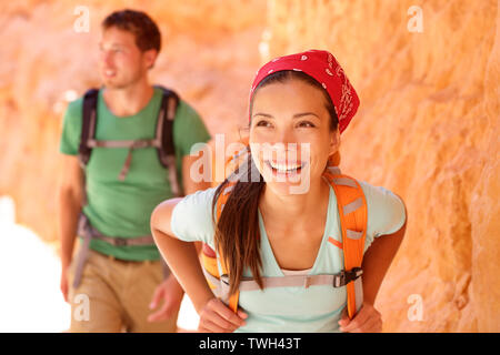 Les gens de Randonnée Les randonneurs en couple - Bryce Canyon randonnée smiling heureux ensemble. Couple multiracial, Young Asian Woman and Caucasian man à Bryce Canyon National Park, Utah, United States. Banque D'Images