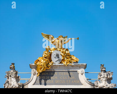 XVII siècle arch at place Stanislas avec inscriptions latines sur acroterion en marbre noir, doré et médaillon Louis XV de la renommée du groupe à Nancy France Banque D'Images