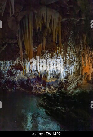 Des stalactites dans les Grottes de Stiffe, Abruzzes Banque D'Images