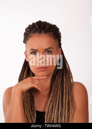 Portrait d'une fille européenne avec des tresses africaines et rasé des temples sur un fond blanc Banque D'Images