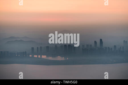 Vue aérienne de la ville de l'avenir Songdo près de Séoul - Lever de soleil brumeux Banque D'Images