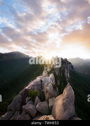 Randonneur debout sur la montagne au coucher du soleil d'Ulsan Corée - Parc National de Seoraksan Banque D'Images