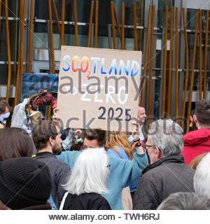 Edinburgh, Royaume-Uni. 20 Juin, 2019. Rébellion d'extinction des morts danse symbolique et mourir en rébellion, hébergé par l'extinction de l'Écosse dans le parc d'Holyrood Park à l'extérieur du parlement écossais, c'est de mettre en évidence la cause de la réduction des émissions de carbone et à maintenir la pression sur les politiciens, qui débattront du projet de loi sur le climat les 18 et 25 juin. Credit : Craig Brown Banque D'Images