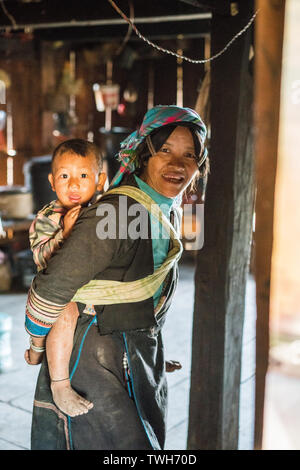 Portrait de la femme Akha Pixor ethnicité, Phongsali, Laos, Asie. Banque D'Images