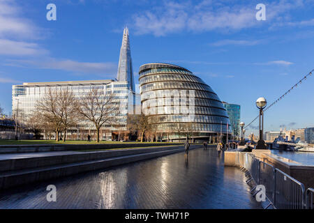 L'Hôtel de ville et le Fragment de la rive sud de la Tamise à Londres, Royaume-Uni le 17 décembre 2012 Banque D'Images