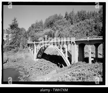 - Rocky Creek Bridge, enjambant Rocky Creek sur la route côtière de l'Oregon (États-Unis La Route 101), Depoe Bay, comté de Lincoln, ou Banque D'Images