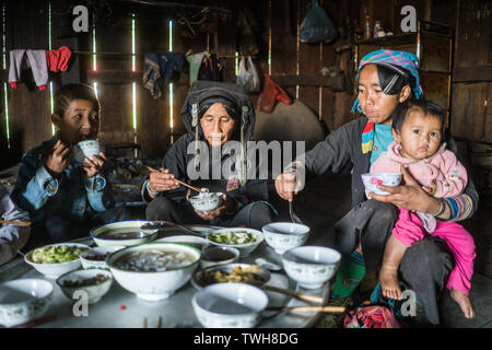 Les femmes Akha Pixor ethnicité et leur aire de déjeuner dans la cuisine, ASIE, Laos, Phongsali. Banque D'Images