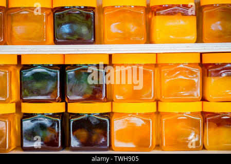 Le marché du miel avec divers types de miel en pots fermer Banque D'Images