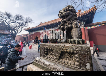 Lion gardien en face de la porte du hall de l'harmonie et de la paix dans la région de Yonghe Temple, également appelé Temple des Lamas à Pékin, Chine Banque D'Images