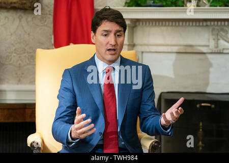 Le premier ministre du Canada, Justin Trudeau parle à nos côtés le Président Donald J. Trump (non représenté) dans le bureau ovale de la Maison Blanche à Washington, DC, USA, 20 juin 2019. Le président s'est adressé à la presse à propos de l'Iran d'un drone américain abattu, disant que c'était peut-être pas intentionnel.Crédit : Jim LoScalzo/MediaPunch /CNP via Piscine Banque D'Images