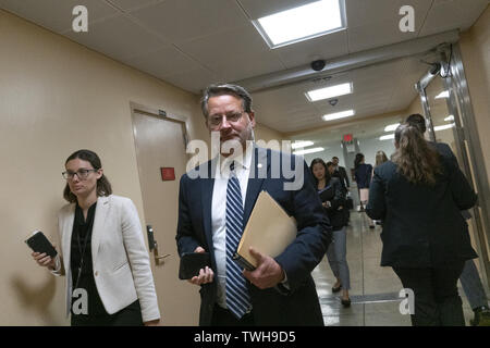 Washington, District de Columbia, Etats-Unis. 20 Juin, 2019. Le sénateur américain Gary Peters (démocrate du Michigan) laisse une porte fermée exposé sur l'Iran sur la colline du Capitole à Washington, DC, États-Unis, le 20 juin 2019 Crédit : Stefani Reynolds/CNP/ZUMA/Alamy Fil Live News Banque D'Images