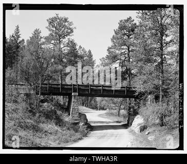 Route 87, Pont d'amorce en vue d'élévation au-dessus du niveau de la route. Voir SSW. - Pont de cochon, Hot Springs, Fall River Comté, SD ; Norbeck, Peter ; South Dakota State Highway Commission ; Gray, Chris, gérant de projet, l'équipe de terrain Magdalenos, Christine, architecte-paysagiste ; Marston, Christopher, gérant de projet, Christianson, Justine, émetteur ; Tichi, Claire, historien ; Davis, Tim, historien ; Delyea, Todd, délinéateur ; Grinstead, Tim, délinéateur ; Heckaman, Stacey, délinéateur ; Michel, Roger, délinéateur ; Haas, David, photographe Banque D'Images