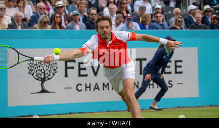 La Queens Club, London, UK. 20 juin 2019. Jour 4 de la Fever Tree championnats. Stan Wawrinka semences numéro 7 (SUI) est éliminé par Nicolas Mahut (FRA) sur le centre court, Mahut 3-6 7-5 7-6 gagnant (2) pour une place dans les quarts de finale. Credit : Malcolm Park/Alamy Live News. Banque D'Images