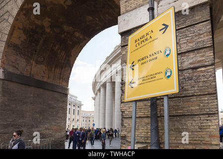 Cité du Vatican - le 27 avril 2019 détail : Inscrivez-vous à l'entrée de la Place Saint Pierre, de la Piazza di San Pietro. Banque D'Images