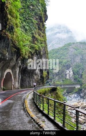 Route panoramique dans le parc national de Taroko, à Taiwan. Gorge Taroko est une destination touristique populaire. Rivière entourée par des rochers et vert forêt tropicale. Temps de brouillard, brouillard. La pluie, pluvieux. Banque D'Images