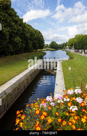 Vue d'un verrou sur le canal de Brest à Nantes dans la ville de Pontivy Banque D'Images