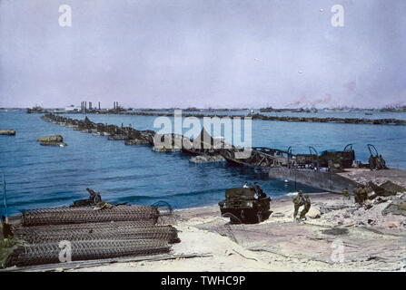 Véhicules militaires américains traversant pont de bateaux à Omaha Beach du port Mulberry TEMPORAIRE A, Normandie, France, le 16 juin, 1944 Banque D'Images