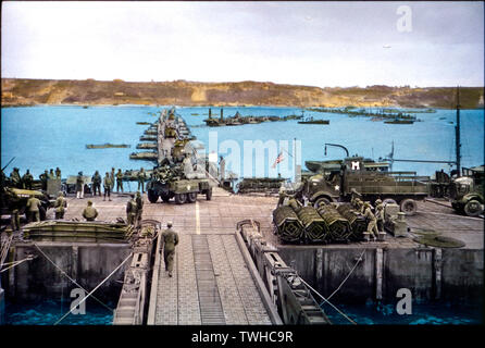 Véhicules militaires américains se déplacer à terre au pont de bateaux à Omaha Beach du port Mulberry TEMPORAIRE A, Normandie, France, le 16 juin, 1944 Banque D'Images