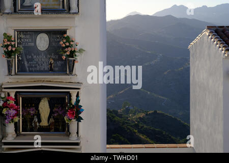 Cimetière Public dans le village au sommet de la montagne de Comares, la Axarquía, Málaga, Andalousie, Costa del Sol, Espagne Banque D'Images