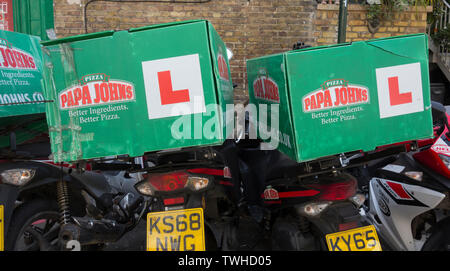 Papa John's Pizza stationné scooters livraison à East Sheen, London, UK Banque D'Images