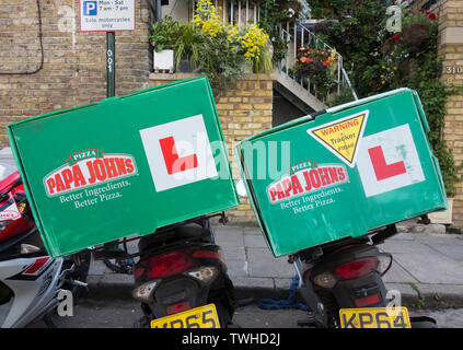 Papa John's Pizza stationné scooters livraison à East Sheen, London, UK Banque D'Images