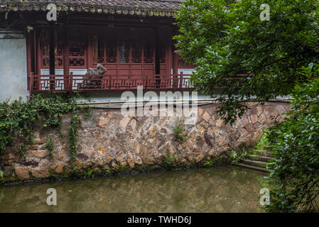 Maisons anciennes de style chinois traditionnel le long d'un des ruisseaux dans un parc à Shanghai en Chine - 1 Banque D'Images