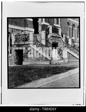 Entrée principale de l'ANGLE SE ESCALIER EN FAÇADE EST-NIVEAU, COUDÉ ANGLE NORMAL Copie photo de plaque photogrammétriques LC-HABS-FS13-B-1974-830R. - St. Mary's Seminary, 600 North Street, Baltimore, Paca ville indépendante, MD ; Baldwin, Francis ; Borchers, Perry E., photographe ; Pickering, E H, photographe Banque D'Images