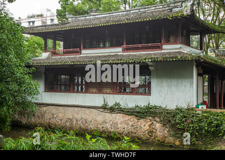 Maisons anciennes de style chinois traditionnel le long d'un des ruisseaux dans un parc à Shanghai en Chine - 2 Banque D'Images