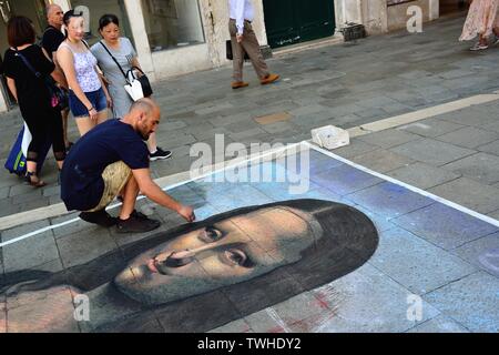 Venise, Italie. Un peintre de rue, Monna Lisa reproduisant une photo de Léonard de Vinci. Banque D'Images