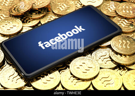 WROCLAW, POLOGNE - Juin 20th, 2019 : Facebook annonce cryptocurrency Libra. Smartphone avec logo de Facebook sur l'écran est portant sur la balance concep Banque D'Images