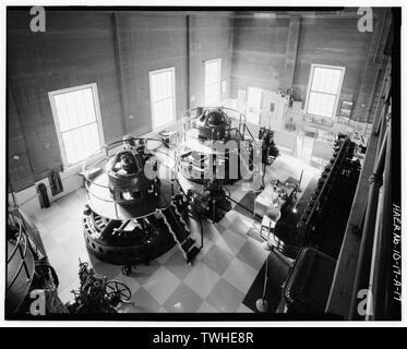 Deuxième étage SALLE DES GÉNÉRATEURS DE LA CENTRALE DU SERVICE BALCON, montrant les Générateurs (à gauche et au centre) et panneau de commande central (en bas à droite). Vue de sud. - Projet de Boise, Boise River barrage de déviation, de l'autre côté de la rivière de Boise, Boise, ID, Ada Comté Banque D'Images