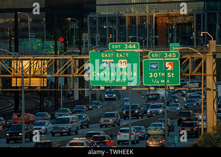 L' autoroute 76 direction centre-ville de Philadelphie en Pennsylvanie USA Banque D'Images