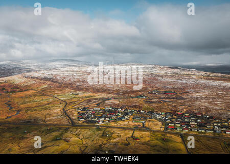 Vue aérienne de la ville de Torshavn prises pendant un vol en hélicoptère sur un matin de printemps avec des montagnes neige-couvertes (îles Féroé, Danemark) Banque D'Images