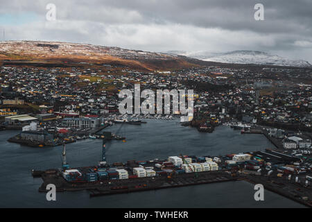 Vue aérienne de la ville et son port de Torshavn comme prises pendant un vol en hélicoptère sur un matin de printemps (îles Féroé, Danemark, Europe) Banque D'Images