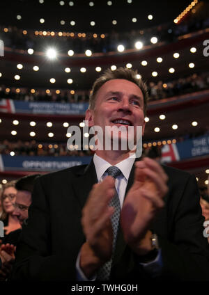 Londres, Royaume-Uni. 20 Juin, 2019. Photo prise le 3 octobre 2018 affiche des affaires étrangères britannique Jeremy Hunt applaudit pendant le discours de la fonction de Premier ministre britannique Theresa peut à la conférence annuelle du Parti conservateur en 2018 à Birmingham, Grande-Bretagne. L'ancien ministre des Affaires étrangères, Boris Johnson et son successeur en qualité de secrétaire d'Jeremy Hunt a vu le jour le 20 juin 2019 que les deux hommes politiques dans la bataille finale pour devenir le prochain premier ministre du Royaume-Uni. Credit : Han Yan/Xinhua/Alamy Live News Banque D'Images