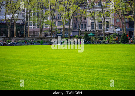 Manhattan, New York, United States, May 2nd, 2019. Le printemps à Bryant Park. People relaxing, vert pelouse et arbres, bâtiments historique Banque D'Images