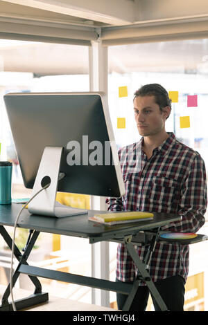 Homme designer graphique computer Banque D'Images