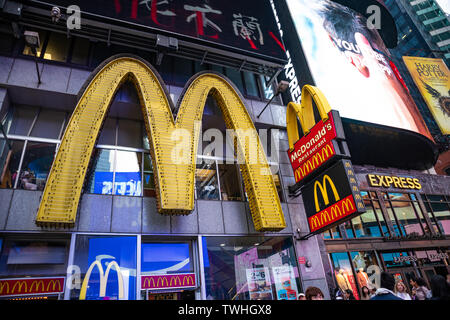 USA, New York, Manhattan. Le 5 mai 2019. Times square Mc Donalds entrée du restaurant, des néons colorés, grandes annonces et les gens, Banque D'Images