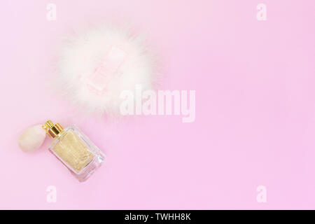 Beige doré glitter Poudre visage lâche avec pulvérisateur et puff éponge sur fond rose with copy space Banque D'Images