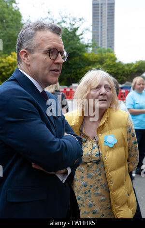 Barbara Ratcliffe, mère de Richard Ratcliffe, l'extérieur de l'ambassade d'Iran avec travail Leader adjoint Tom Watson. Richard est le 6ème jour de son hun Banque D'Images