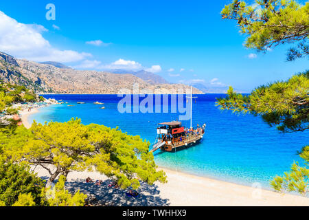 Bateau de tourisme à ancrage Apella belle plage sur l'île de Karpathos, Grèce Banque D'Images