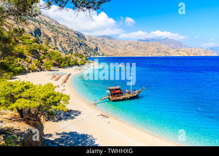 Bateau de tourisme à ancrage Apella belle plage sur l'île de Karpathos, Grèce Banque D'Images