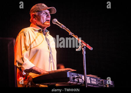 Roskilde, Danemark. 20 Juin, 2019. Roskilde, Danemark - Juin 20th, 2019. L'American surf rock et le groupe vocal Beach Boys effectue un concert live à Roskilde Kongrescenter à Roskilde. Ici chanteur, auteur-compositeur et musicien Bruce Johnston est vu sur scène. (Photo crédit : Gonzales Photo/Alamy Live News Banque D'Images