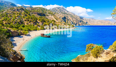 Vue panoramique de la belle plage sur l'île de Karpathos Apella, Grèce Banque D'Images