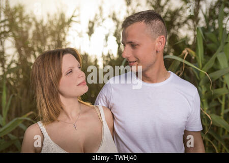 L'homme aimant et heureux femme dans un parc en fleurs de printemps. Couple amoureux de plein air, à chaque adoption d'autres Banque D'Images