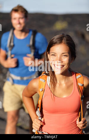 Couple - randonnée randonneur femme asiatique marche sur le champ de lave sur Hawaii. Les touristes randonneurs sur près de randonnée autour de volcan Kilauea Hawaii Volcanoes National Park, USA. Banque D'Images