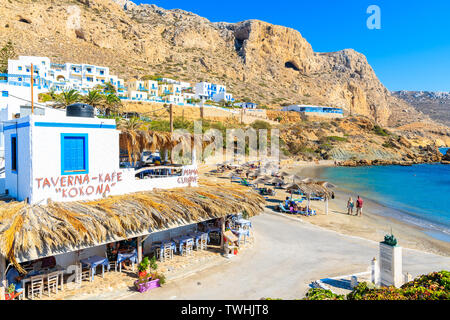 PORT DE FINIKI, l'île de Karpathos - Sep 25, 2018 : tavernes grecques typiques à Finiki port sur l'île de Karpathos. La Grèce est la destination de vacances très populaire Banque D'Images