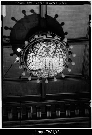 Deuxième étage, DEUXIÈME SOCIÉTÉ PRIX, DÉTAIL DE PETIT LUSTRE - 7e Regiment Armory, 643 Park Avenue, New York, New York County, NY Banque D'Images